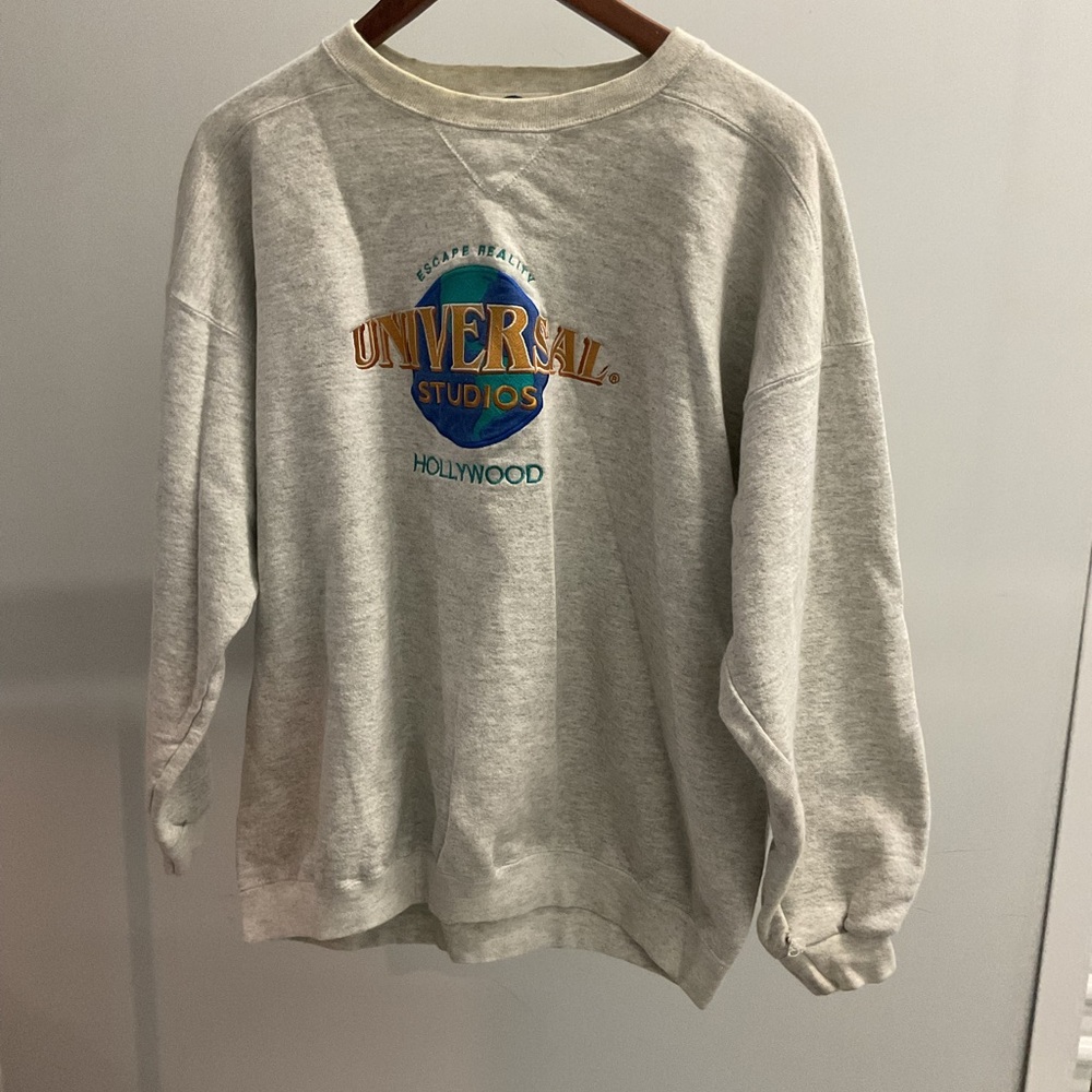 Universal Gray Crewneck Sweater with Ribbed Cuffs